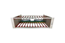 Ein offenes elektronisches Rack mit mehreren Anschlussleisten, geeignet zur Aufnahme von Steckmodulen.