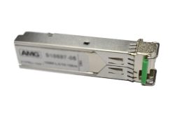 Ein SFP-Modul in silbernem Gehäuse, diagonal dargestellt.