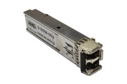 Ein SFP-Modul (small form-factor pluggable) mit metallischem Gehäuse und Anschlüssen, beschriftet mit "AVG S1805B-05", geeignet für 1000M-SX-500m Verbindungen.