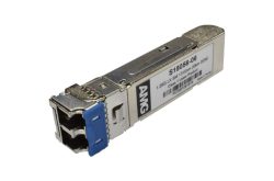 Ein optischer SFP-Transceiver mit einem Metallgehäuse und blauen Elementen, etikettiert mit "AMG" und technischen Details.