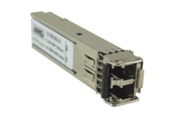 Ein Metall-SFP-Transceiver mit einem rechteckigen Gehäuse und Anschlüssen an einem Ende.