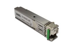 Ein silberner SFP-Transceiver mit der Aufschrift "AMG S18055-05".