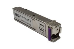 Ein SFP-Modul, Modell AMG S18125-05, silberfarben mit lila Element am Anschluss.