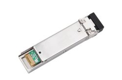 Ein SFP-Modul (Small Form-factor Pluggable), silberfarben, mit einem schwarzen Gehäuseende und goldenen Anschlüssen.