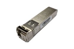 Ein SFP-Modul mit silberfarbenem Gehäuse und Barcode.