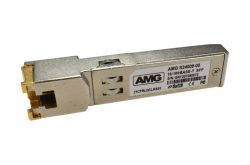 Ein SFP-Modul mit der Bezeichnung "AMG S24009-00", geeignet für 10/100BASE-T-Verbindungen, mit einem Metallgehäuse und einem Etikett mit technischen Daten.