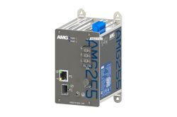 Das Bild zeigt ein graues elektronisches Gerät mit blauen Akzenten, Beschriftungen und mehreren Anschlüssen, einschließlich eines Ethernet-Ports und Sicherungsschalter. Es hat die Aufschrift "AMG255" und das AMG-Logo.