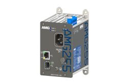 Ein elektrisches Gerät von AMG Systems, Modell AMG2555, mit Netz- und DC-Ausgängen sowie Anschlüssen für P1 und F1, dargestellt in einer grauen und blauen Farbkombination.
