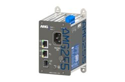 Ein elektronisches Gerät mit der Bezeichnung "AMG2555" in einem Metallgehäuse, das Netzwerkanschlüsse und Stromanschlüsse zeigt.