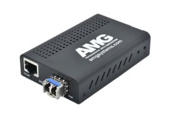 Netzwerk-Adapter von AMG mit Ethernet- und SFP-Anschlüssen auf schwarzem Gehäuse.