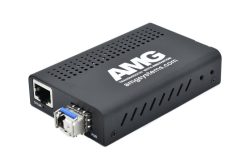 Ein schwarzer Medienkonverter mit der Aufschrift "AMG systems.com" und Anschlüssen für TP/Link und PWR.