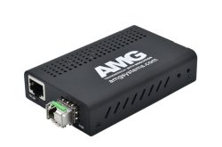 Ein schwarz-grauer Netzwerkadapter mit Anschlüssen und der Aufschrift "AMG transmission with innovation" auf der Oberseite.