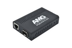 Ausrüstung zur Datenübertragung von AMG Systems, mit Ethernet- und Glasfaseranschlüssen.