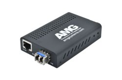 Ein schwarzer Medienkonverter von AMG Systems mit einem Ethernet- und einem SFP-Port.