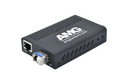Ein schwarzer Netzwerk-Medienkonverter von AMG Systems mit Ethernet- und Glasfaseranschluss.