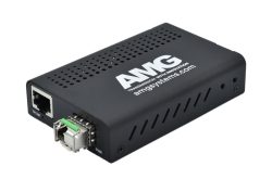 Ein schwarzer Medienkonverter von AMG mit Ethernet- und Glasfaseranschluss, seitlich perforiert zur Belüftung, mit aufgedrucktem Logo und Website.