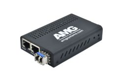 Schwarzer Netzwerkadapter von AMG mit zwei Ethernet-Anschlüssen und einem Glasfaseranschluss.