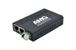 Ein schwarzer Netzwerkadapter mit zwei Ethernet-Ports und einem weiteren Anschluss, beschriftet mit "AMG" und "amgsystems.com".