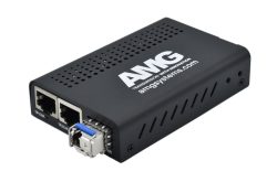 Schwarzer Netzwerkadapter von AMG Systems mit zwei Ethernet-Anschlüssen und einem Fiber-Anschluss.