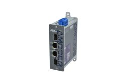 Ein Industrie-Ethernet-Switch mit dem Aufdruck AMG350, zwei Ethernet-Anschlüssen, zwei SFP-Anschlüssen und einer blauen Anschlussklemme oben.