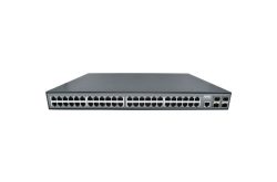 Ein Netzwerk-Switch mit 48 Ethernet-Ports und zusätzlichen Anschlussmöglichkeiten auf der rechten Seite.