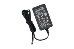 Schwarzes Netzteil mit Kabel und Spezifikationen auf dem Gehäuse aufgedruckt.