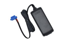 Ein schwarzes Netzteil mit Kabel und blauem Stecker.