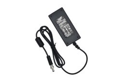 Ein rechteckiges Netzteil mit Kabel und Stecker.
