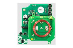 Elektronische Platine mit verschiedenen Komponenten wie Spulen, Widerständen und einem IC.