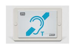 Ein Hinweisschild für eine Induktionsschleife mit einem blauen Symbol eines Ohrs und dem Buchstaben "T".