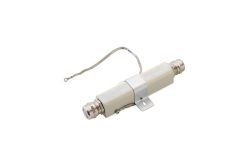 Ein zylindrisches Elektronikbauteil mit metallischen Anschlüssen an beiden Enden und einer Befestigungshalterung in der Mitte.