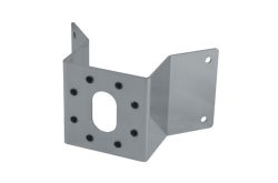 Metallwinkel mit mehreren Bohrungen und einer ovalen Aussparung in der Mitte.