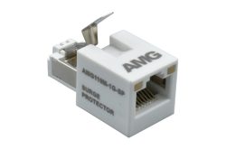 Ein weißer Ethernet-Überspannungsschutz mit der Aufschrift "AMG" und "AMG110M-1G-SP" sowie "SURGE PROTECTOR".