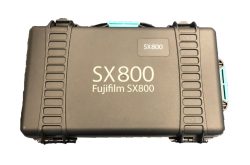 Ein schwarzer Koffer mit der Aufschrift „SX800 Fujifilm SX800“.