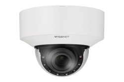 Sicherheitskamera Wisenet in weißem Gehäuse mit sichtbarem Objektiv.