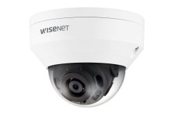 Eine weiße Überwachungskamera mit der Aufschrift "WISENET".