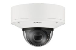 Eine weiße Wisenet-Überwachungskamera mit kuppelförmigem Gehäuse.