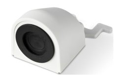 Ein weißer Kunststoffhalter mit schwarzem Rundmagneten und einer seitlichen Befestigungslasche.