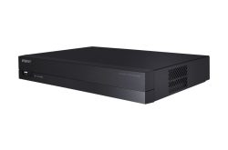 Netzwerkvideorekorder von Wisenet in schwarzem, rechteckigem Gehäuse mit Lüftungsschlitzen an der Seite.