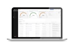 Ein Laptop-Bildschirm zeigt ein Cybersecurity-Dashboard mit Kennzahlen zu Server Health (75 %), IoT Health (81 %), und Cybersecurity Posture (67 %).