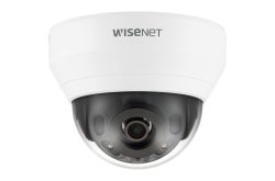 Eine weiße Wisenet Überwachungskamera in Kugelform, mit einer transparenten Abdeckung über der Linse.