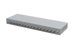 Ein graues elektronisches Gerät mit mehreren BNC-Anschlüssen an der Vorderseite und dem Logo von "AXIS" in der linken unteren Ecke.