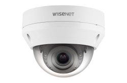 Überwachungskamera mit weißem Gehäuse und transparenter Abdeckung der Marke Wisenet.