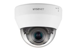 Sicherheitskamera von Wisenet, Modell in weißer Kuppelbauform.