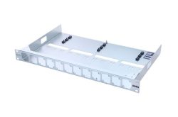 Ein leeres Rack-Montageteil mit mehreren Steckplätzen für Netzwerkhardware, seitlich mit dem Logo "AWG".