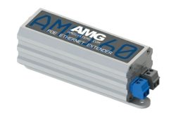 Ein grauer PoE-Ethernet-Verlängerer der Marke AMG mit blauen und grauen Anschlussklemmen.