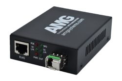 Ein schwarzer Netzwerkmedienkonverter von AMG mit RJ45- und Glasfaseranschlüssen, ausgestattet mit Status-LEDs.