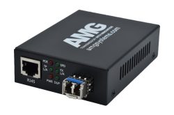 Kompakter Medienkonverter von AMG mit RJ45-Anschluss und Leuchtanzeigen auf der Vorderseite.