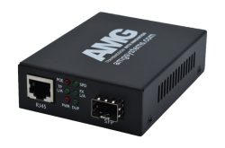Ein schwarzer Netzwerk-Medienkonverter mit RJ45- und SFP-Anschlüssen, Anzeigeleuchten und dem Logo und der Website von AMG Systems.
