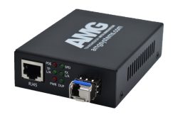 Kompakter Medienkonverter von AMG mit RJ45- und Glasfaser-Eingang, LEDs zur Anzeige des Betriebsstatus.